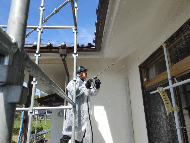 白い外壁を洗浄